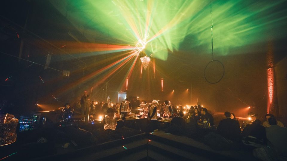 Mit Sterne-Koch Stephan Hentschel ("Cookies Cream") kreiert Schmerberg alljährlich das vegetarische Weihnachtsdinner "The Glow", das traditionell zur chaotischen Gesamtperformance ausartet