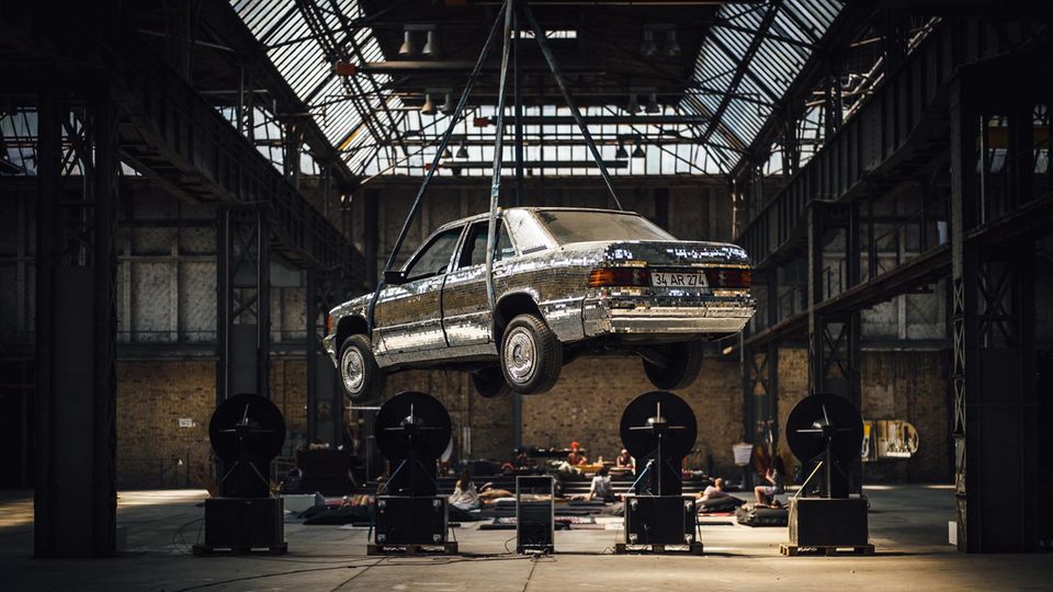 Sprituelles Musikfestival "Sanctum Of Sound". Der als Diskokugel verkleidete Mercedes-Benz ist zum Maskottchen des Kulturporjekts geworden 