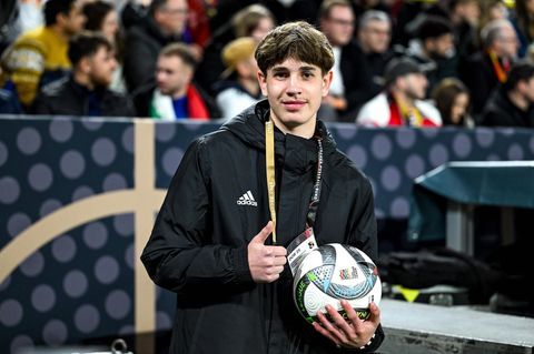 Balljunge Noel Urbaniak nach dem Spiel Deutschland - Italien