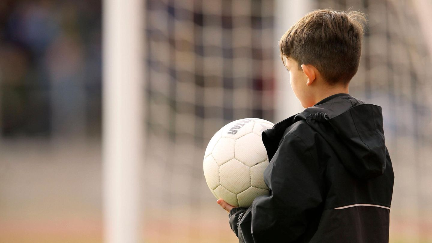 Ballkinder im Fußball: Hautnah dabei im Stadion: Wie man Balljunge oder -mädchen wird