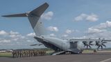 Der Flugzeugbauer stellt auch Rüstungsgüter her – wie etwa den Militärtransporter A400M oder Kampfflugzeuge sowie Satellitensysteme. Airbus ist am Eurofighter-Konsortium beteiligt. Im Satelliten-Geschäft sucht Airbus die Kooperation mit europäischen Unternehmen wie der französischen Thales und der italienischen Leonardo. Airbus hat im vergangenen Jahr – inklusive der zivilen Produkte – einen Umsatz von 69,2 Mrd. Euro erwirtschaftet.