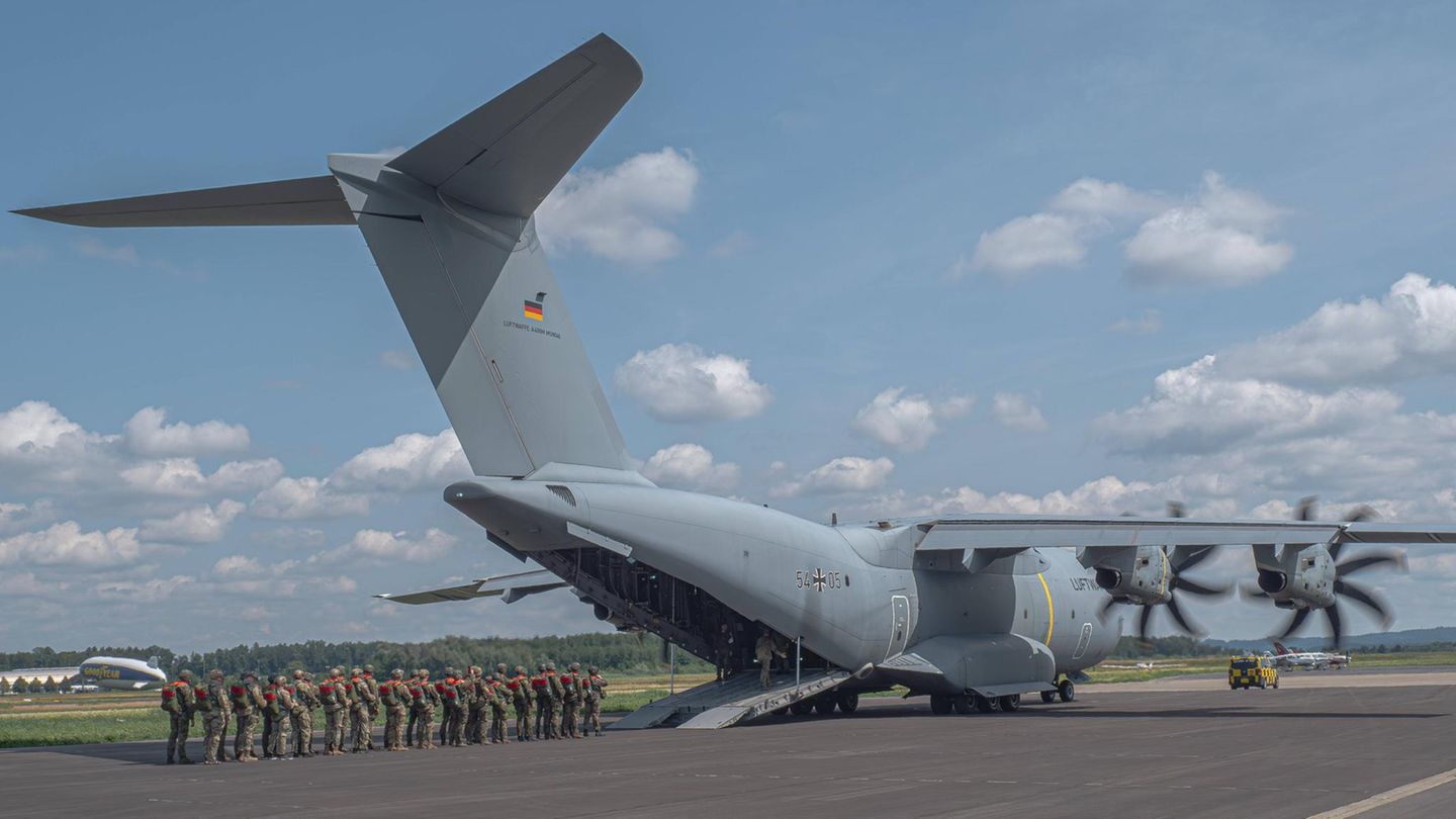Airbus Der Flugzeugbauer stellt auch Rüstungsgüter her – wie etwa den Militärtransporter A400M oder Kampfflugzeuge sowie Satellitensysteme. Airbus ist am Eurofighter-Konsortium beteiligt. Im Satelliten-Geschäft sucht Airbus die Kooperation mit europäischen Unternehmen wie der französischen Thales und der italienischen Leonardo. Airbus hat im vergangenen Jahr – inklusive der zivilen Produkte – einen Umsatz von 69,2 Mrd. Euro erwirtschaftet.