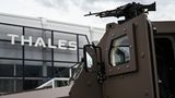 Der französische Rüstungs- und Technologiekonzern ist unter anderem in der Militärtechnik aktiv. Er unterhält Gemeinschaftsunternehmen unter anderem mit Leonardo – und spricht auch mit Airbus. Anteilseigner sind auch der französische Staat sowie das Rüstungsunternehmen Dassault. Thales hat 2024 einen Jahresumsatz von 20,5 Mrd. Euro eingefahren. Im Verteidigungsgeschäft summierten sich die Auftragseingänge auf 14,7 Mrd. Euro. Zusammen mit Rheinmetall und KNDS arbeitet Thales am MGCS (Main Ground Combat System), einem deutsch-französischen Rüstungsprogramm, das darauf abzielt, bis 2040 die Kampfpanzer Leopard 2 und Leclerc durch ein Bodenkampfsystem ersetzen zu können.