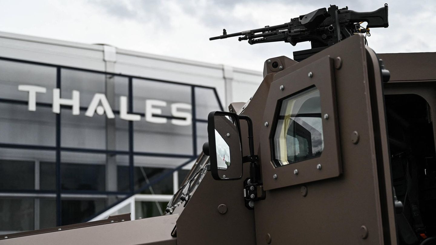 Thales Der französische Rüstungs- und Technologiekonzern ist unter anderem in der Militärtechnik aktiv. Er unterhält Gemeinschaftsunternehmen unter anderem mit Leonardo – und spricht auch mit Airbus. Anteilseigner sind auch der französische Staat sowie das Rüstungsunternehmen Dassault. Thales hat 2024 einen Jahresumsatz von 20,5 Mrd. Euro eingefahren. Im Verteidigungsgeschäft summierten sich die Auftragseingänge auf 14,7 Mrd. Euro. Zusammen mit Rheinmetall und KNDS arbeitet Thales am MGCS (Main Ground Combat System), einem deutsch-französischen Rüstungsprogramm, das darauf abzielt, bis 2040 die Kampfpanzer Leopard 2 und Leclerc durch ein Bodenkampfsystem ersetzen zu können.