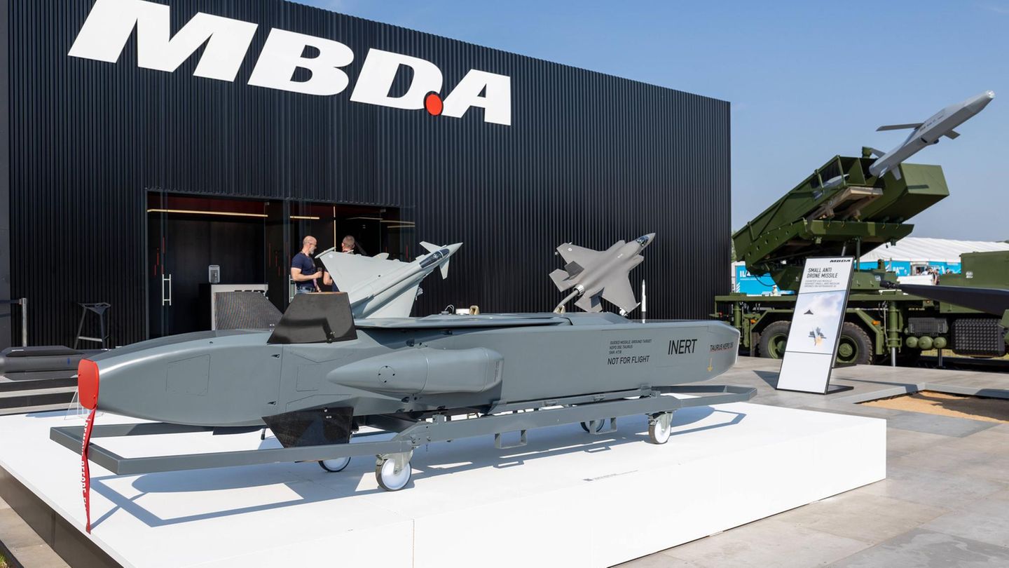 Der Hersteller der deutschen Taurus-Marschflugkörper ist ein Gemeinschaftsunternehmen von Airbus, BAE Systems und Leonardo. Von MBDA stammen auch die Taurus-Schwestermodelle Scalp in Frankreich und Storm Shadow in Großbritannien. In Zusammenarbeit mit seinem US-Partner Raytheon plant MBDA auch die Produktion von Patriot-Komponenten.