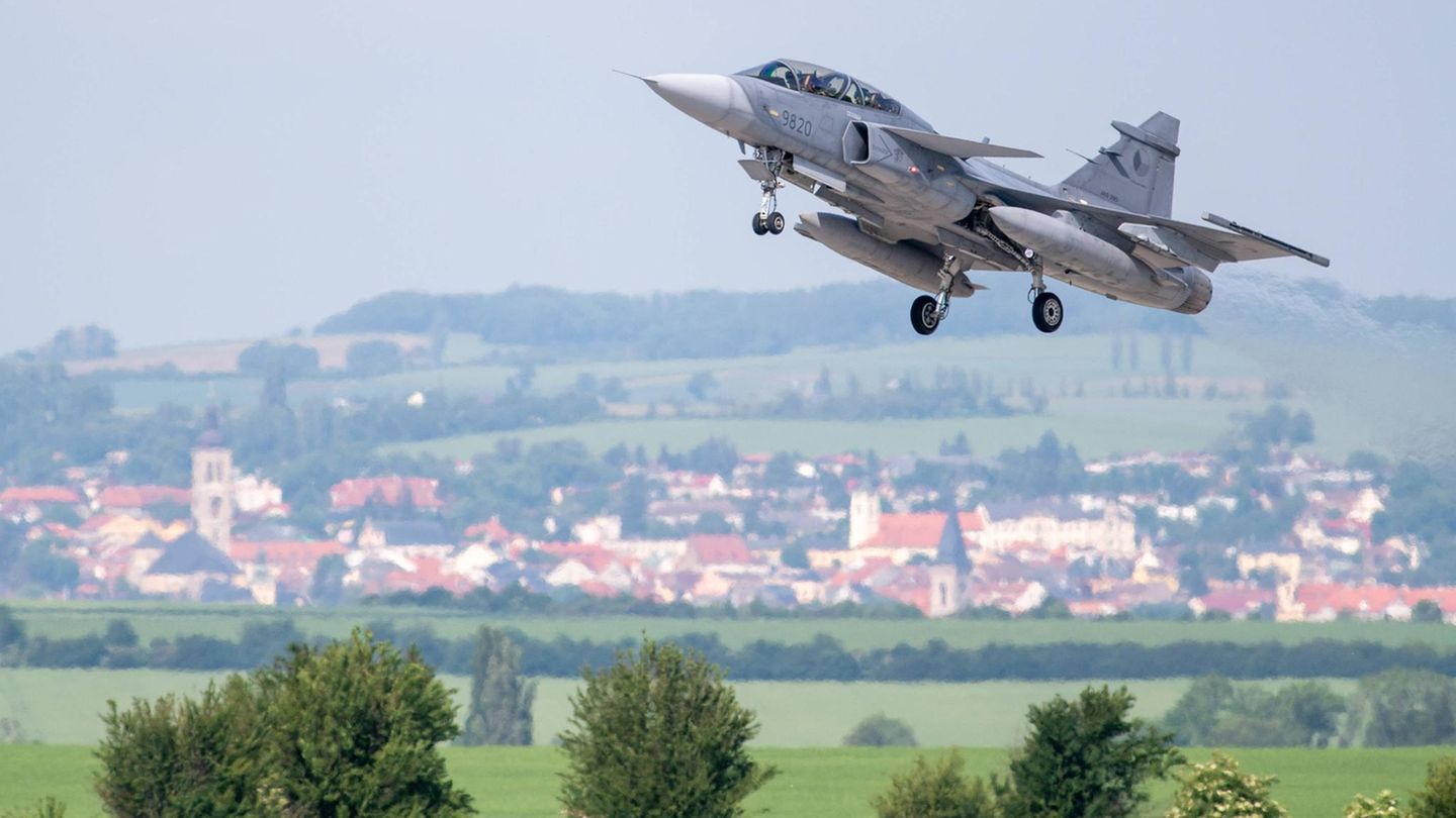 Saab Der schwedische Luftfahrt- und Rüstungskonzern ist vor allem für seinen Kampfjet JAS 39 Gripen bekannt. Neben Kampfflugzeugen produziert Saab ein breites Spektrum an Verteidigungstechnologien, darunter Radaranlagen, Überwachungssysteme, U-Boot-Technologie und Waffensysteme wie die tragbare Panzerabwehrwaffe AT4. Saab machte 2024 einen Umsatz von 63,75 Mrd. Schwedischen Kronen (umgerechnet 5,8 Mrd. Euro).