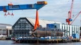 Die Marinetochter von Thyssenkrupp baut unter anderem U-Boote und Fregatten. Thyssenkrupp Marine Systems beschäftigt rund 8000 Mitarbeiter auf den drei Werften Kiel, Wismar und Itajai in Brasilien. Der Auftragsbestand von Marine Systems kletterte zuletzt auf mehr als 16 Mrd. Euro. Thyssenkrupp arbeitet an einer Abspaltung der Sparte. 
