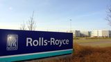 Der britische Großkonzern ist nicht mit dem gleichnamigen Luxusautohersteller zu verwechseln, sondern hat sich als einer der führenden Hersteller von Flugzeugtriebwerken weltweit etabliert. Rolls-Royce-Triebwerke werden beispielsweise in der amerikanischen F-35 verbaut. Das Unternehmen stellt zudem Nuklearreaktoren für britische U-Boote her und wird diese Technologie auch für neue australische U-Boote liefern. Die Verteidigungssparte erwirtschaftete 2024 einen Umsatz von 4,5 Mrd. Pfund. Neben dem Militärgeschäft ist der Konzern auch im zivilen Luftfahrtsektor, in der Schifffahrt und im Energiesektor tätig.