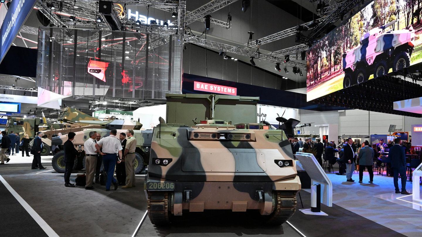 Das britische Konglomerat ist der größte Rüstungskonzern Europas. BAE Systems baut Waffensysteme für Landstreitkräfte, Marine und die Luftwaffe. Der Auftragsbestand summierte sich Anfang 2025 auf 77,8 Mrd. Pfund (umgerechnet 92 Mrd. Euro), der Jahresumsatz lag zuletzt bei 28,3 Mrd. Pfund. Größte Absatzmärkte für BAE sind die USA, Saudi-Arabien und Europa.