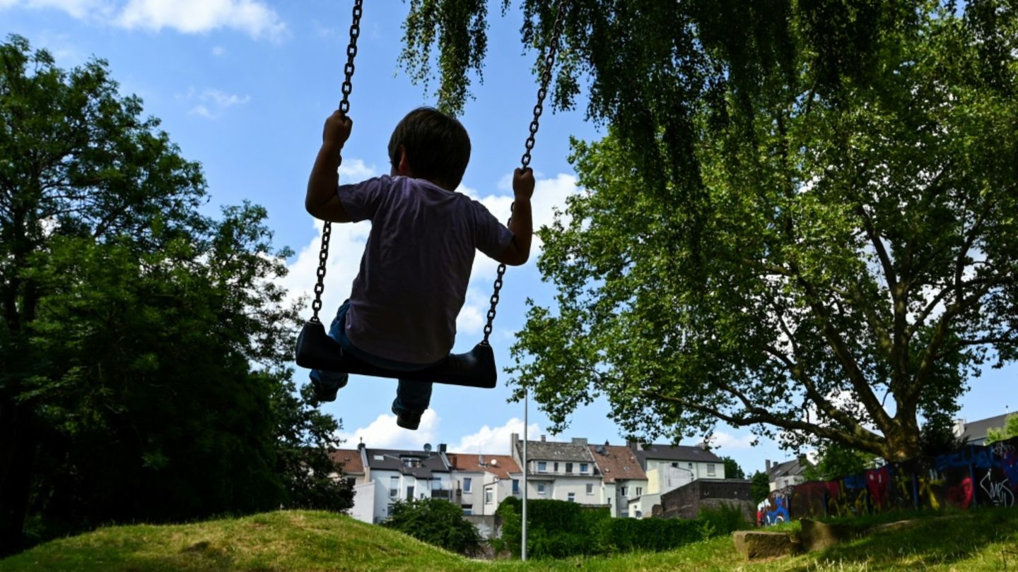 Kind auf Schaukel