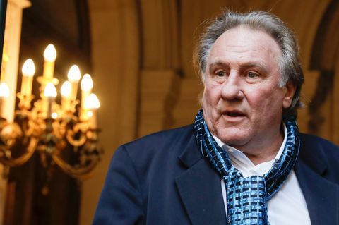 In den letzten Jahren haben mehrere Frauen Gérard Depardieu sexuelle Übergriffe vorgeworfen, nun beginnt der Gerichtsprozess rund um den Hollywoodstar.