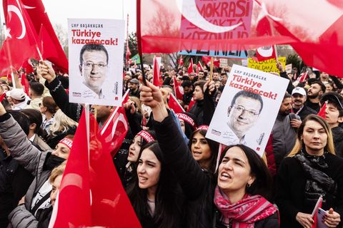 Der in Untersuchungshaft sitzende Bürgermeister İmamoğlu wurde vorläufig seines Amtes enthoben. Die Oppositionspartei wählte ihn unterdessen zum Präsidentschaftskandidaten.