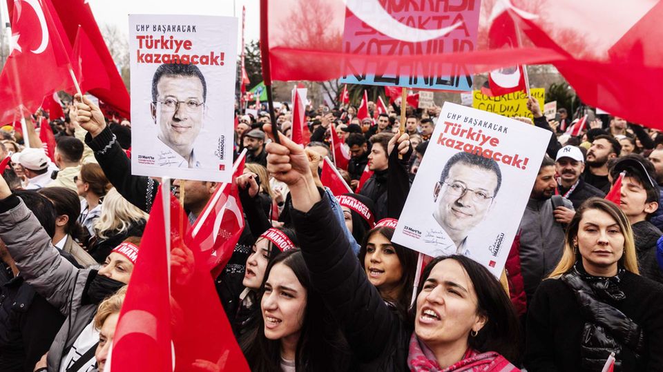Der in Untersuchungshaft sitzende Bürgermeister İmamoğlu wurde vorläufig seines Amtes enthoben. Die Oppositionspartei wählte ihn unterdessen zum Präsidentschaftskandidaten.