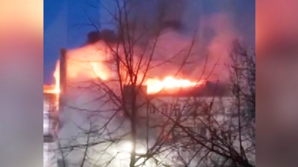 Videoaufnahmen zeigen Brand in russischem Einkaufszentrum Videoaufnahmen zeigen Brand in russischem Einkaufszentrum