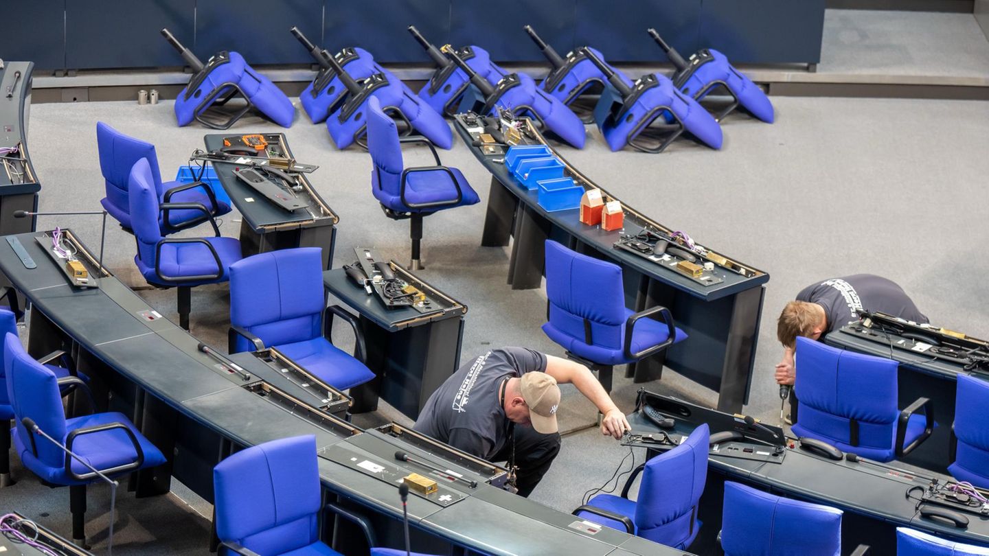 103 Abgeordnete weniger als in der vergangenen Legislaturperiode: Im Plenarsaal des Bundestages wurde am Wochenende die Sitzordnung für die neuen Mitglieder des 21. Bundestages umgebaut