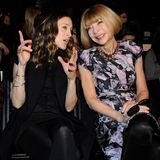 Sarah Jessica Parker und Anna Wintour plaudern 2009 am Laufsteg bei der New Yorker Fashion Week