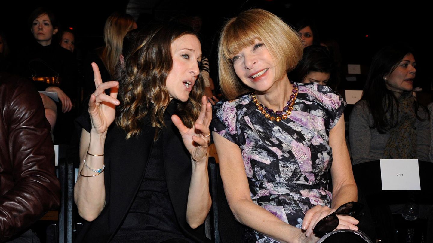 Sarah Jessica Parker und Anna Wintour plaudern 2009 am Laufsteg bei der New Yorker Fashion Week