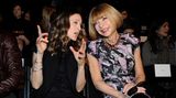 Sarah Jessica Parker und Anna Wintour plaudern 2009 am Laufsteg bei der New Yorker Fashion Week