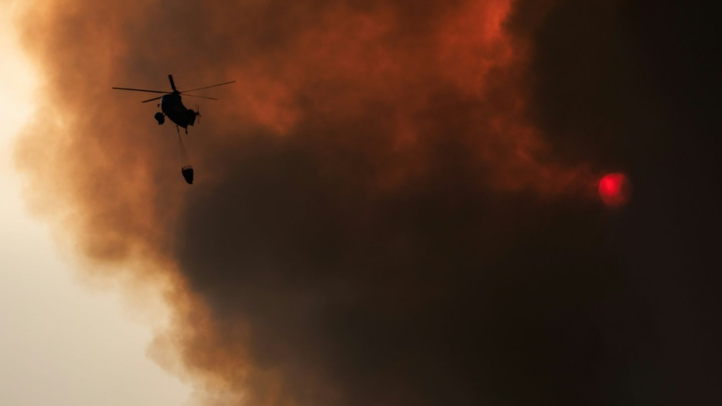 Hubschrauber im Einsatz gegen Brand in Uiseong