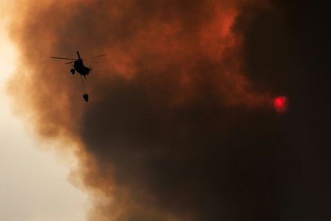 Hubschrauber im Einsatz gegen Brand in Uiseong