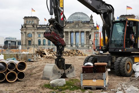 Wirtschaftsweise im Interview: "Deutschland kann sich die hohen Schulden leisten"