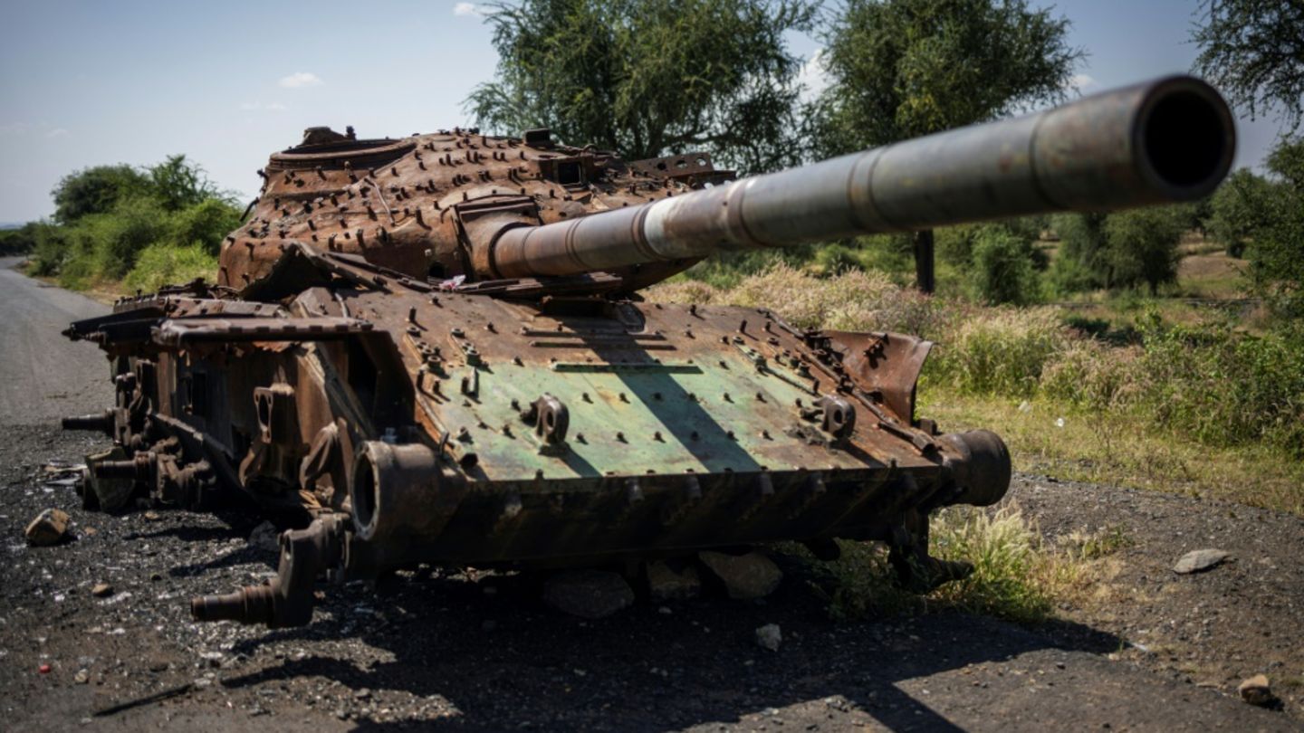 Ein zerstörter Panzer in der äthiopischen Region Tigray