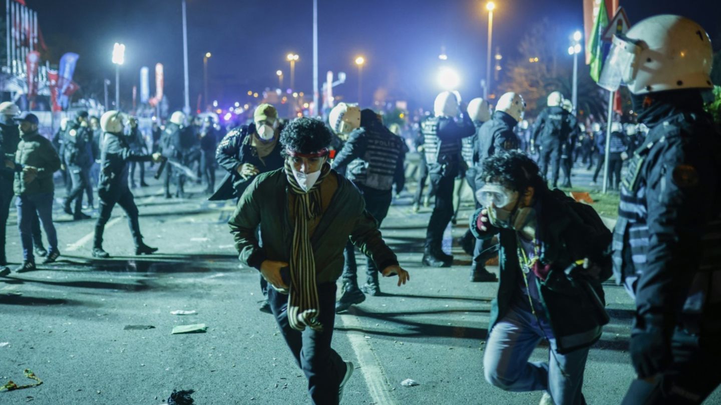 Polizei setzt in Istanbul Pfefferspray gegen Demonstranten ein