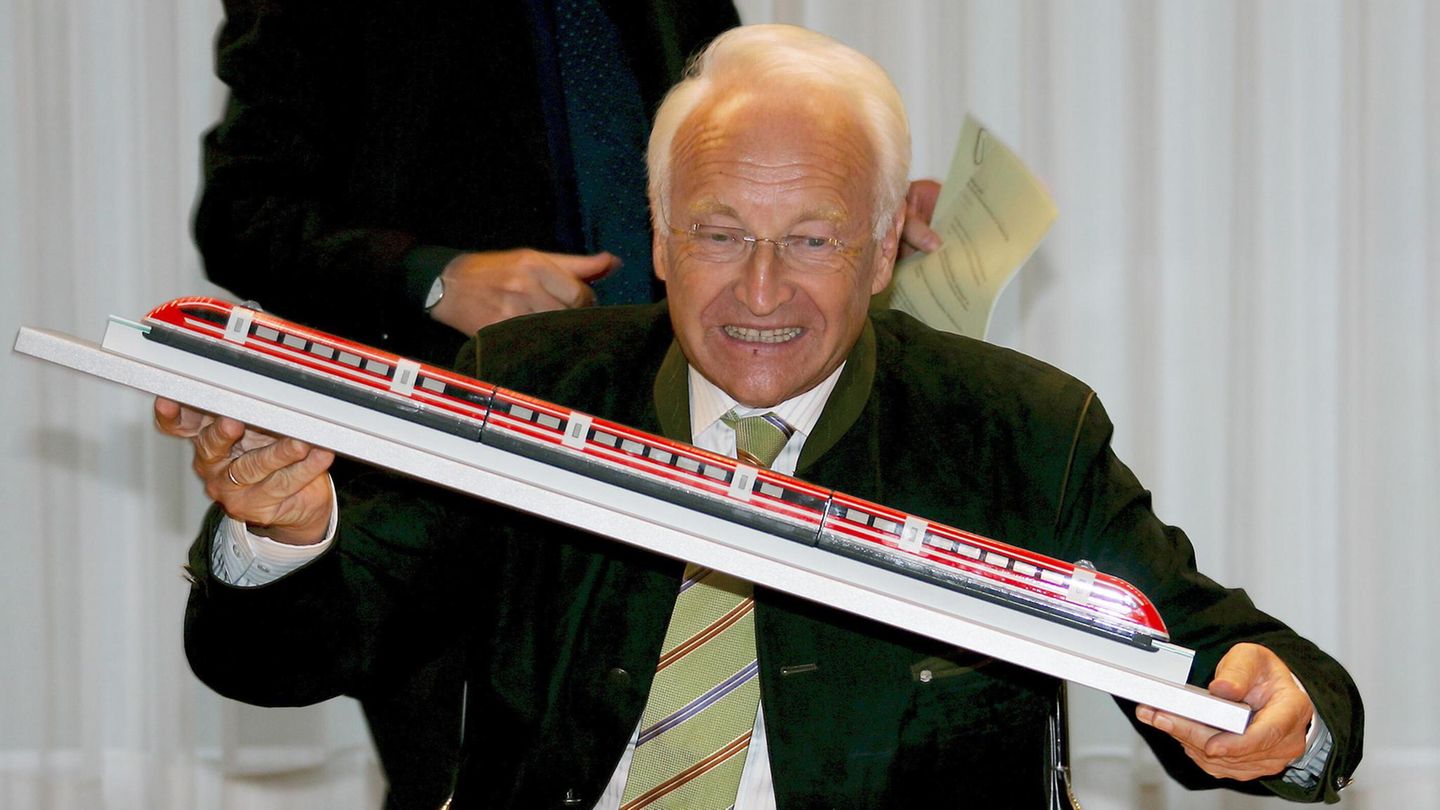 Edmund Stoiber mit Transrapid-Modell