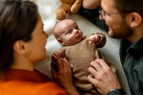 Elterngeld: Eltern mit ihrem Baby