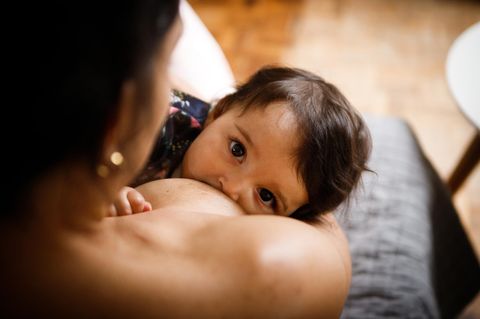 Stillen kann das Risiko für Entwicklungsverzögerungen bei Babys verringern. Doch viele weitere Faktoren spielen eine Rolle