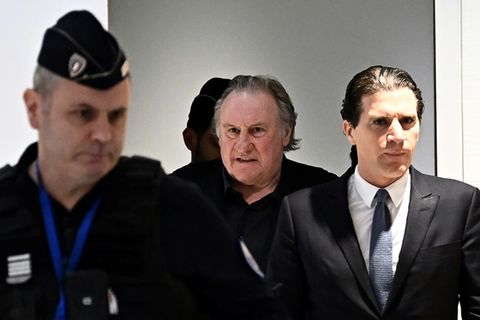 Depardieu (Mitte) beim Eintreffen im Gericht