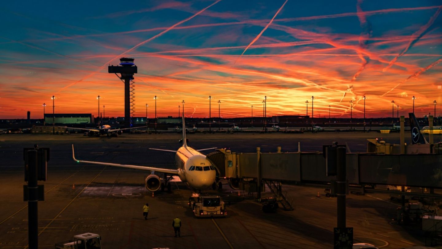 Flugzeug an Flughafen