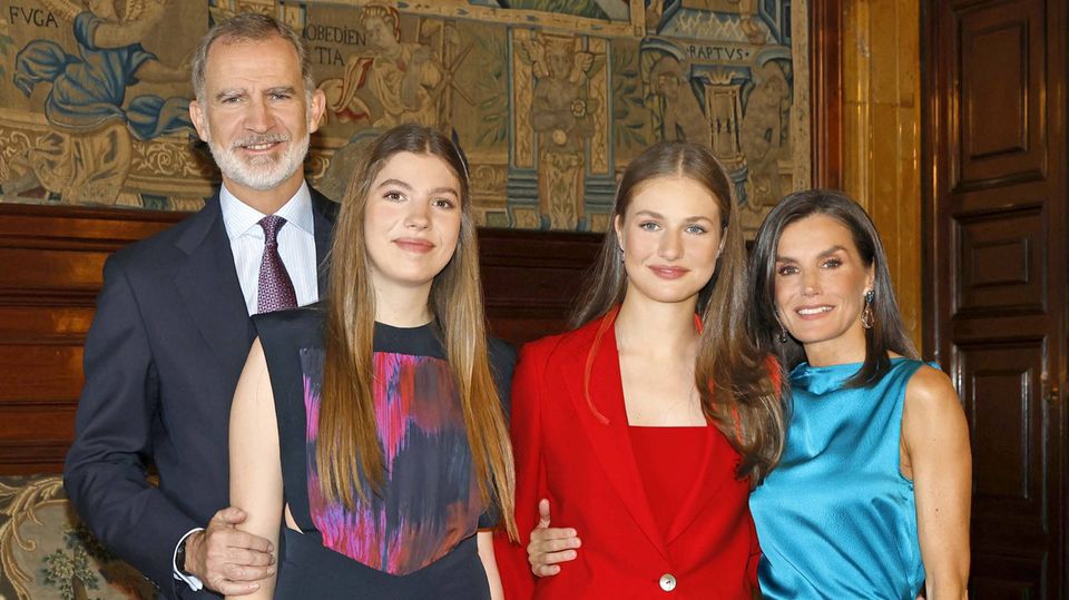 Prinzessin Leonor posiert mit Eltern und Schwester