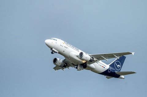 Ein Flugzeug hebt vom Flughafen Bremen ab