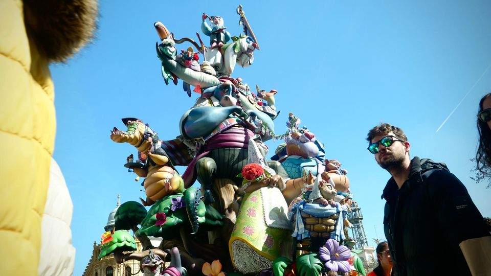Spanien: Vergleichbar mit dem deutschen Karneval: Für die Fallas werden in Valencia überlebensgroße Figuren, die Ninots, in wochenlanger Arbeit hergestellt – und später in Brand gesetzt Vergleichbar mit dem deutschen Karneval: Für die Fallas werden in Valencia überlebensgroße Figuren, die Ninots, in wochenlanger Arbeit hergestellt – und später in Brand gesetzt