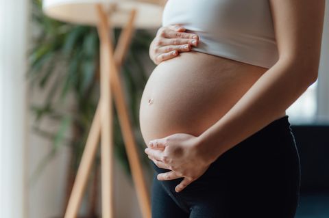 Eine Schwangere hält sich den nackten Babybauch – Symbolbild für Russland-Prämie