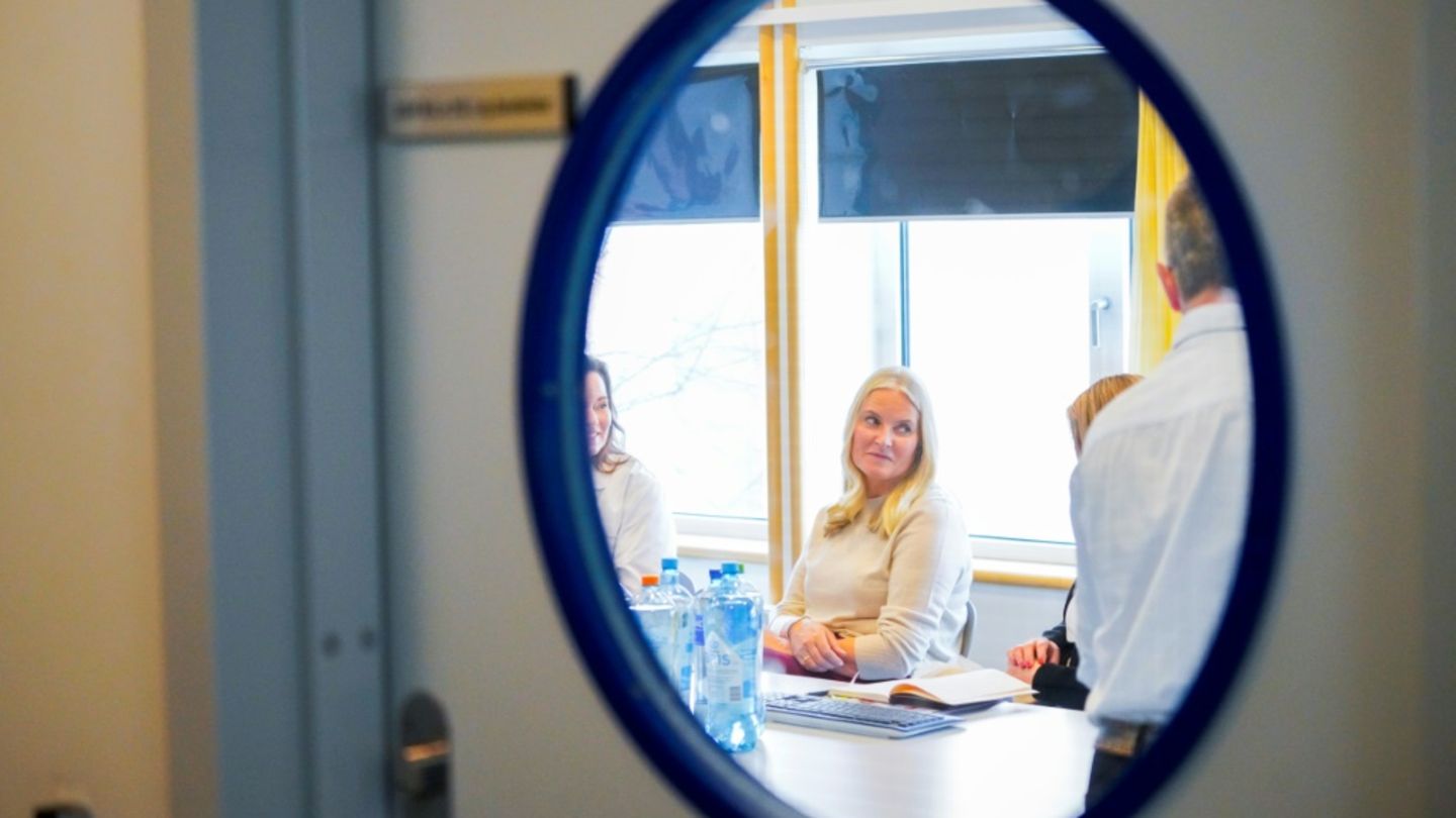 Mette-Marit bei einem Besuch von Krankenhaus-Clowns in Oslo