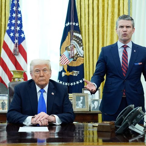 US-Präsident Donald Trump (links) und Verteidigungsminister Pete Hegseth im Oval Office