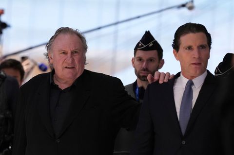Schauspieler Gerard Depardieu  trifft mit seinem Anwalt Jérémie Assous vor Gericht ein