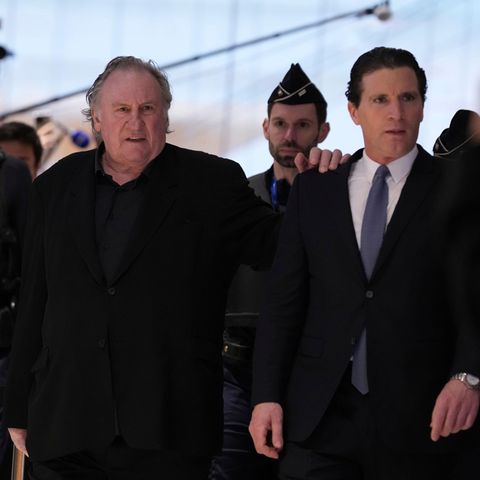 Schauspieler Gerard Depardieu  trifft mit seinem Anwalt Jérémie Assous vor Gericht ein