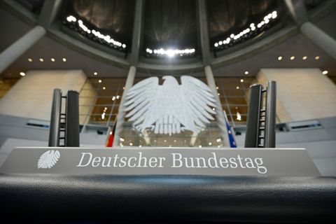 Rednerpult und Bundesalder im Plenarsaal des Bundestags