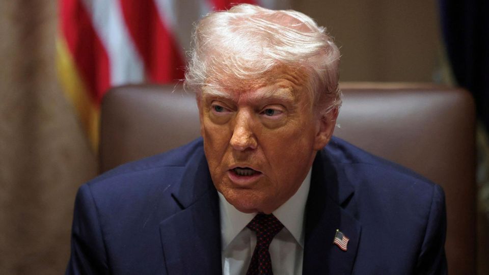 Wer ist Schuld am Chatgruppen-Skandal? "Niemand hat sich gefragt, wer das ist" Ein Journalist wurde unbeabsichtigt zu einer Chatgruppe der US-Regierung hinzugefügt, in der hochgeheime Informationen besprochen wurden. Das Unglaubliche: Niemanden ist es aufgefallen.