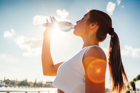 Eine Frau trinkt Wasser