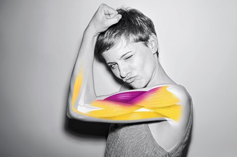 Frau flext mit ihren Muskeln mit Illustration