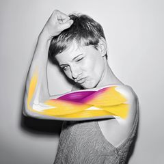 Frau flext mit ihren Muskeln mit Illustration