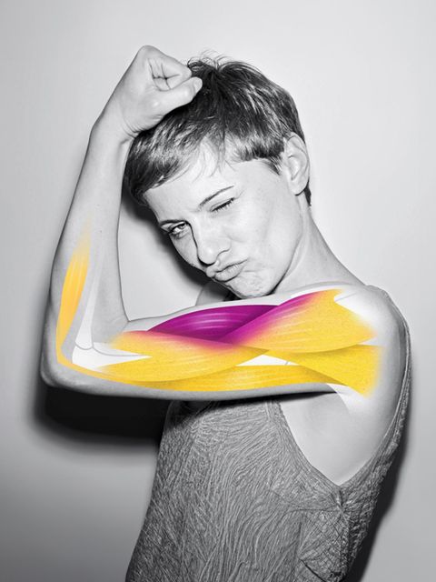 Frau flext mit ihren Muskeln mit Illustration