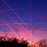 Himmelsphänomen rote Kondensstreifen