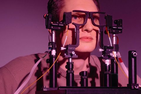 Innovativer Mittelstand: Oqmented-Ingenieur Leon Pohl an einer Teststation.