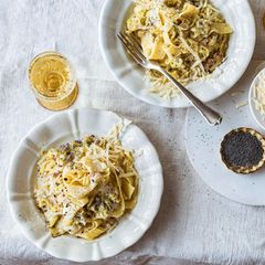 Parpadelle mit Lauch und gerösteten Samen angerichtet