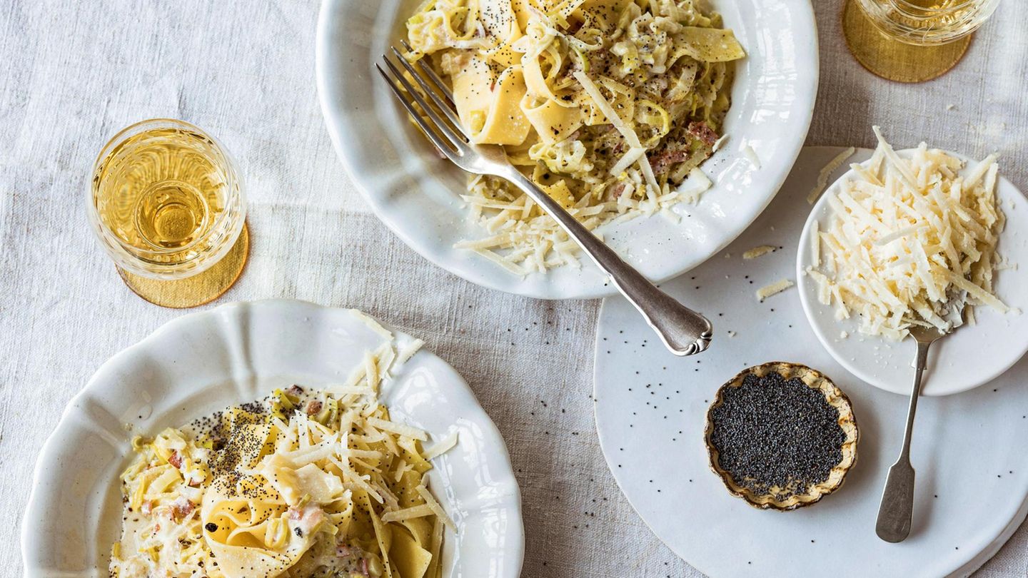 Parpadelle mit Lauch und gerösteten Samen angerichtet Parpadelle mit Lauch und gerösteten Samen angerichtet